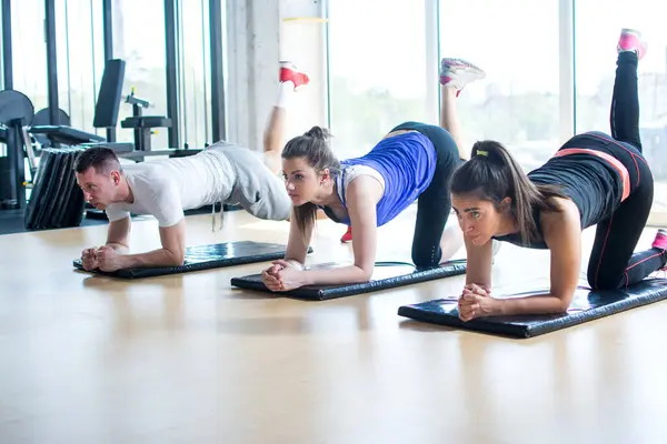 Gruppe Aktiver Sportler Trainiert Gemeinsam Fitnessstudio — Stockfoto