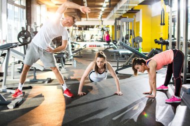 Spor salonunda ısınan genç sporcular.