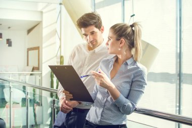 Resmi olmayan toplantı ofis lobisinde olan iş adamları