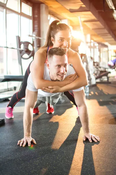 Junges Sportliches Paar Beim Gemeinsamen Training Fitnessstudio Mann Macht Brettübung — Stockfoto