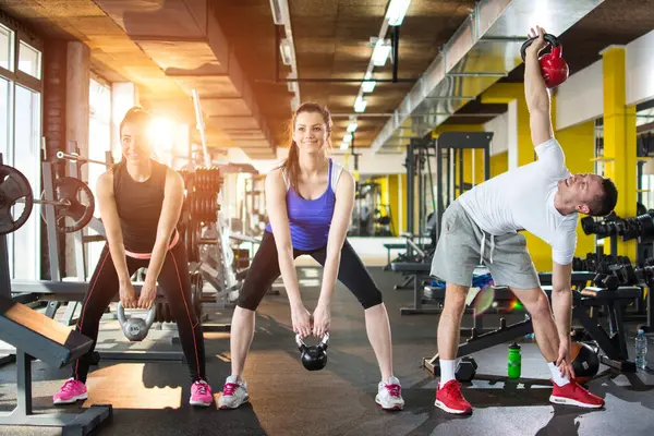 Gruppe Von Sportlern Macht Übungen Mit Kettlebells Fitnessstudio — Stockfoto