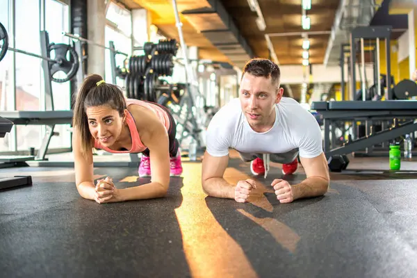 Sportief Paar Doet Plank Oefening Sportschool — Stockfoto
