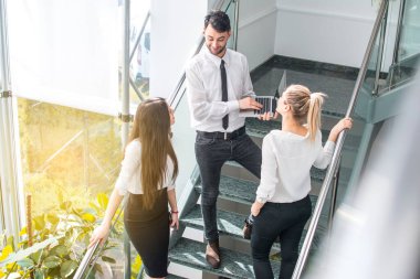 Basamaklarda duran iş adamlarının en üst görüntüsü