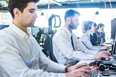 Çağrı merkezinde birlikte çalışan bir grup müşteri destek operatörü