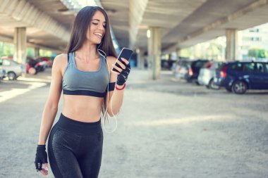 Cep telefonu kullaranarak spor giyim kadın