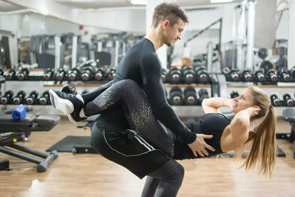 Junges Paar Beim Gemeinsamen Turnen Fitnessstudio Kniebeugen Und Sit Ups — Stockfoto