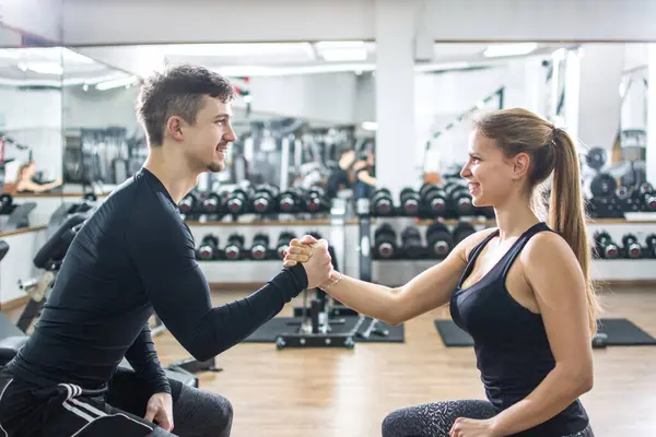 Schönes Fitness Paar Trainiert Gemeinsam Fitnessstudio — Stockfoto
