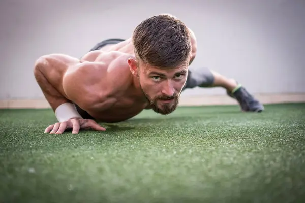 Strong Young Athlete Doing Push Ups One Hand — Stock Photo, Image