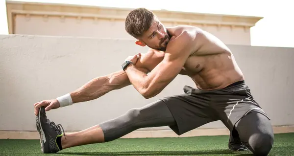Muskelkräftiger Hemdsloser Sportler Wärmt Sich Vor Dem Sport Training Fitnessstudio — Stockfoto