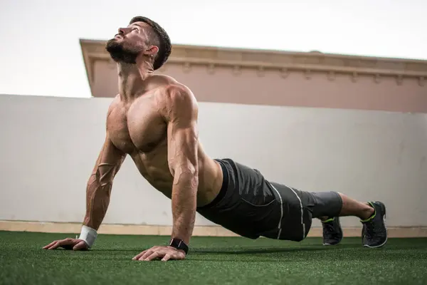 Entspannter Schöner Mann Macht Yoga Übungen Kobra Pose Freien — Stockfoto