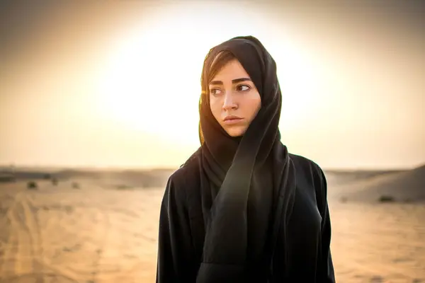 Portret Van Een Mooie Arabische Vrouw Woestijn Tijdens Zonsondergang — Stockfoto