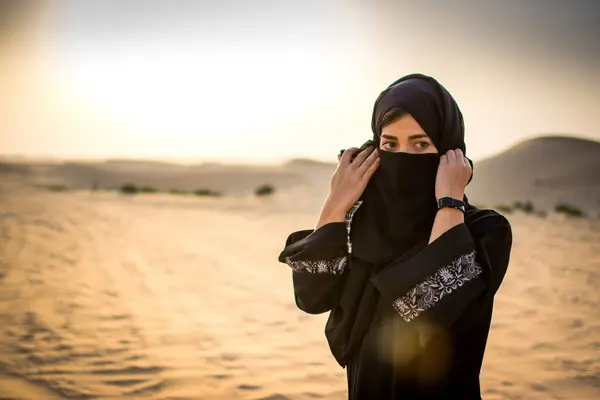Portret Van Een Jonge Arabische Vrouw Traditionele Kleding Woestijn — Stockfoto