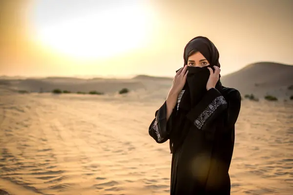 Portret Van Een Midden Oosterse Vrouw Hijab Woestijn — Stockfoto