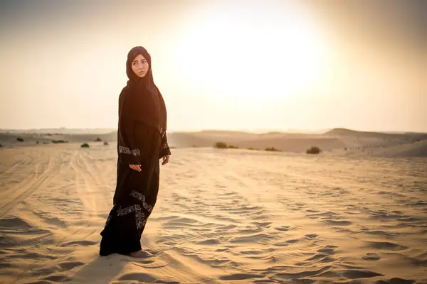 Arabische Vrouw Die Tijdens Zonsondergang Woestijn Staat — Stockfoto