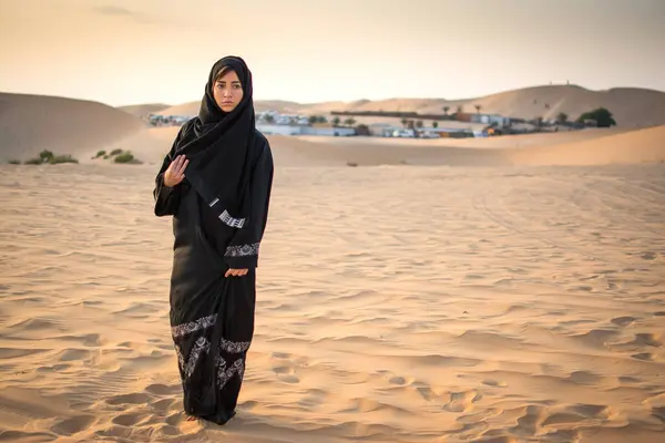 Retrato Completo Mulher Árabe Roupas Pretas Tradicionais Deserto Frente Aldeia — Fotografia de Stock