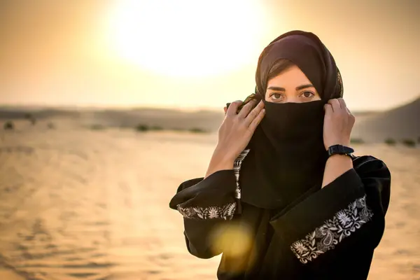 Portret Van Een Mooie Moslimvrouw Die Hidjab Draagt Woestijn — Stockfoto
