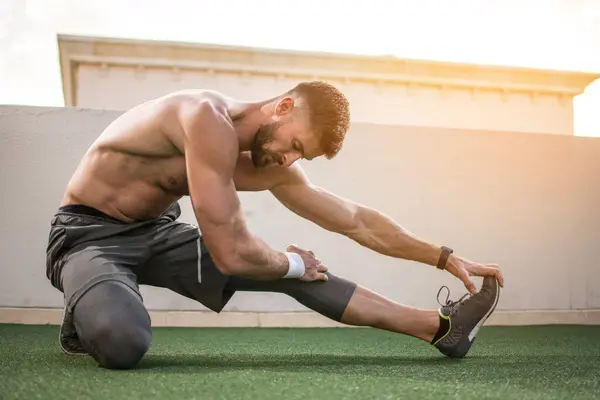 Musculaire Shirtloze Sportman Stretching Benen Voor Ochtend Workout — Stockfoto