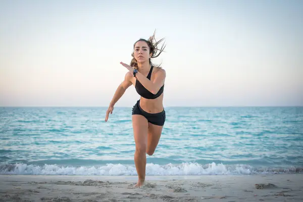 Piękna Szczupła Dziewczyna Biegająca Plaży — Zdjęcie stockowe