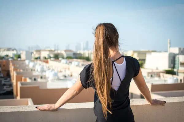 Back View Young Woman Ponytail Rooftop Looking Abu Dhabi City — Stock Photo, Image