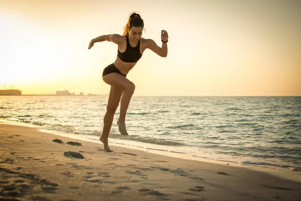 在海滩上跑来跑去的体态健壮的女孩 — 图库照片