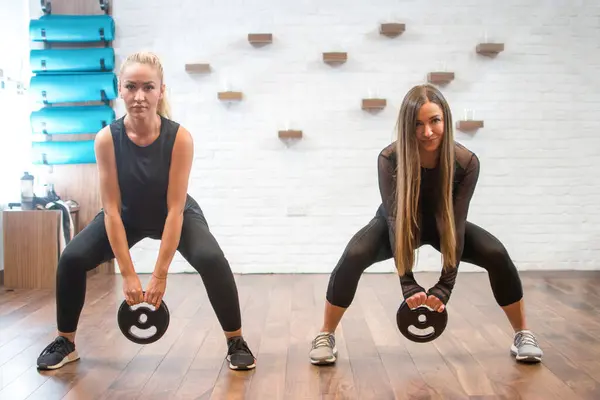 Twee Sporters Die Hurkoefeningen Doen Met Cirkelgewichten Een Fitnessclub — Stockfoto