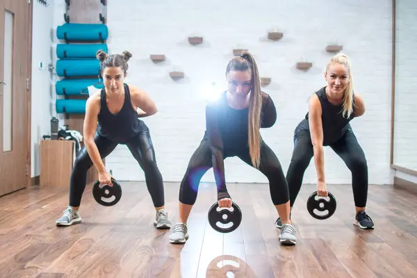 Groep Van Drie Jonge Sportieve Vrouwen Trainen Met Gewichten Sportschool — Stockfoto