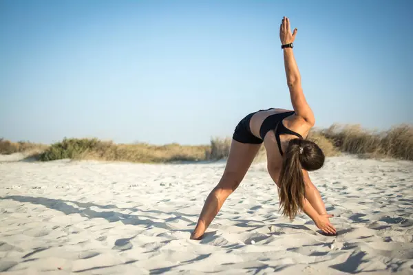 Schlanke Sportliche Mädchen Wärmen Sich Strand Auf — Stockfoto