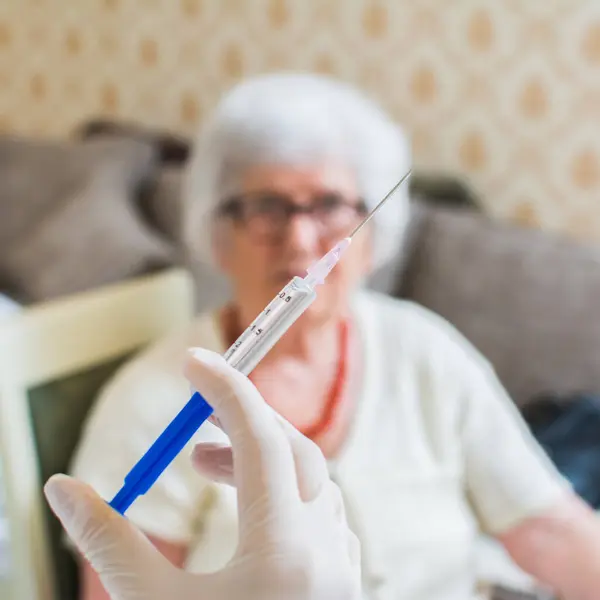 Sluiten Van Injectie Met Hand Vrouwelijke Senior Patiënt Achtergrond — Stockfoto