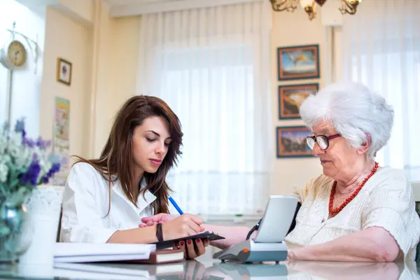 Pflegekraft Untersucht Blutdruck Bei Seniorin Hause — Stockfoto