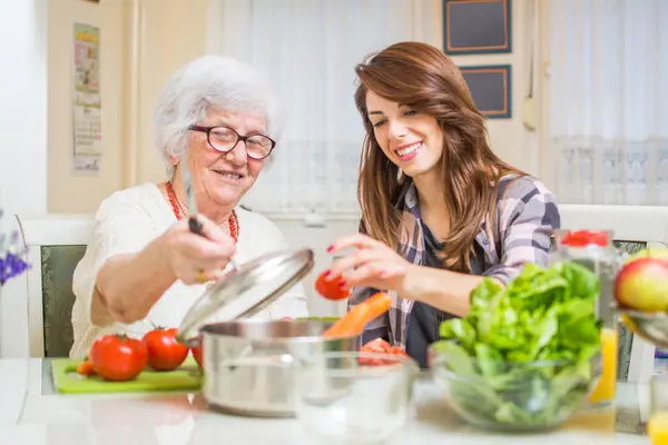 奶奶和孙女一起在厨房里准备健康食品 — 图库照片