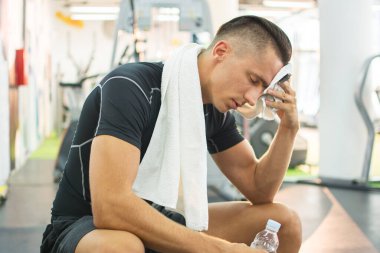 Spor salonunda çalışma dışarı bir mola adam uygun