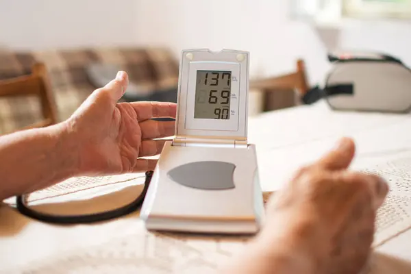 Close Senior Womans Hands Measuring Blood Pressure Digital Blood Pressure — Stock Photo, Image