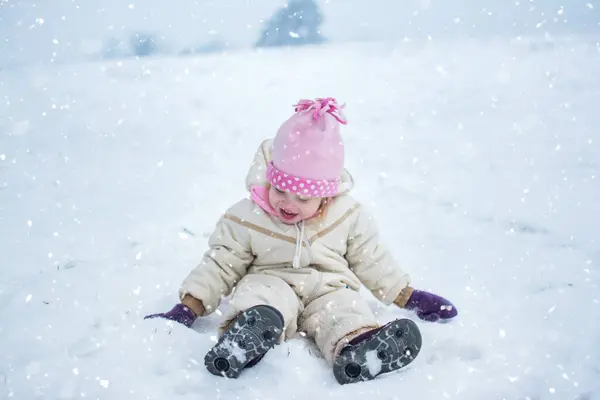 Karda Oynayan Küçük Bir Kız Çocuk Kar Yağarken Karda Oturuyor — Stok fotoğraf