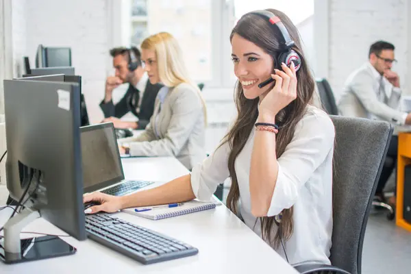 Vriendelijk Lachende Vrouw Call Center Operator Met Headset Met Behulp — Stockfoto