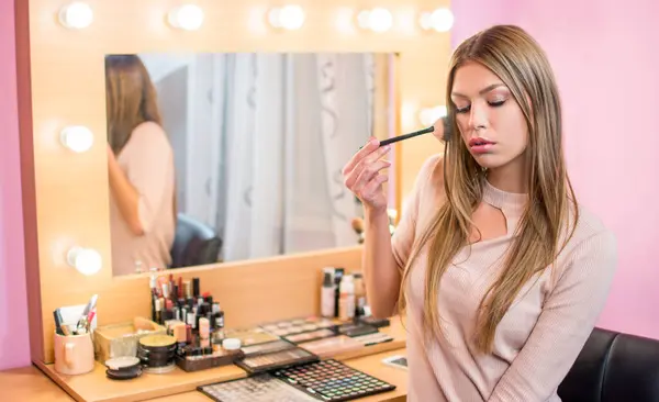 Adolescente Aplicando Polvo Usando Cepillo Maquillaje Casa — Foto de Stock