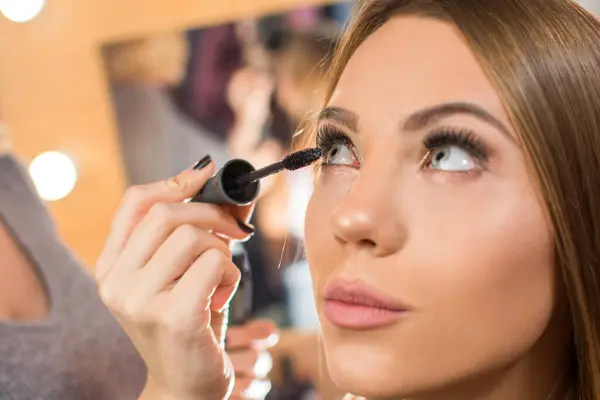 Maquillaje Artista Aplicar Rímel Mujer Joven Salón Belleza —  Fotos de Stock