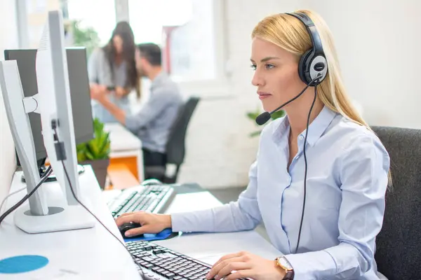 Jonge Vrouw Call Center Operator Headset Het Kantoor — Stockfoto