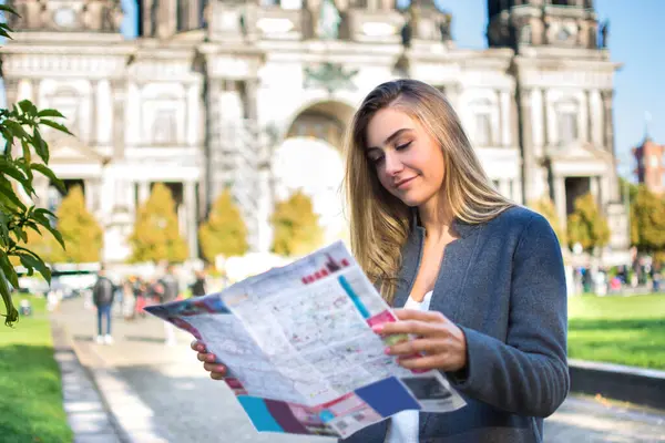 Haritası Olan Genç Bir Kadın Şehir Merkezini Arıyor — Stok fotoğraf