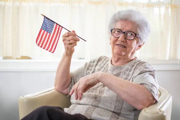 Leende Äldre Kvinna Som Håller Amerikansk Flagga Och Firar Amerikansk — Stockfoto