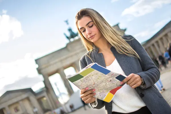 Almanya Berlin Deki Brandenburg Kapısı Yakınlarında Haritalı Genç Bir Kadının — Stok fotoğraf