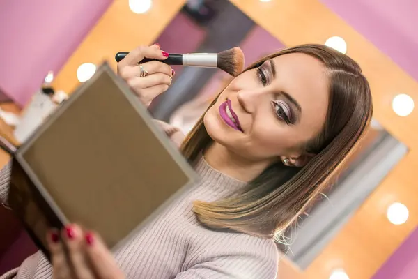 Mulher Bonita Aplicando Maquiagem Casa — Fotografia de Stock