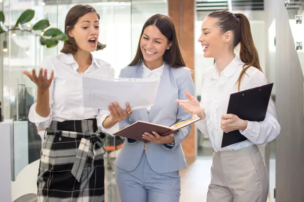 Команда Трех Профессиональных Деловых Женщин Обсуждают Бумажную Работу Современном Офисном — стоковое фото