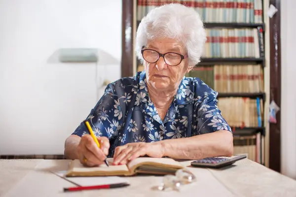 Senior Kvinna Beräkna Budgeten Hemma — Stockfoto