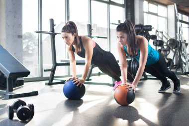 Genç kadınlar spor salonunda spor salonunda spor yapıyor.