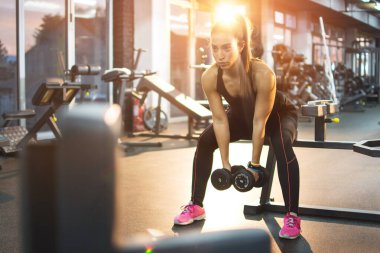 genç kadın spor salonunda ağırlık kaldırma