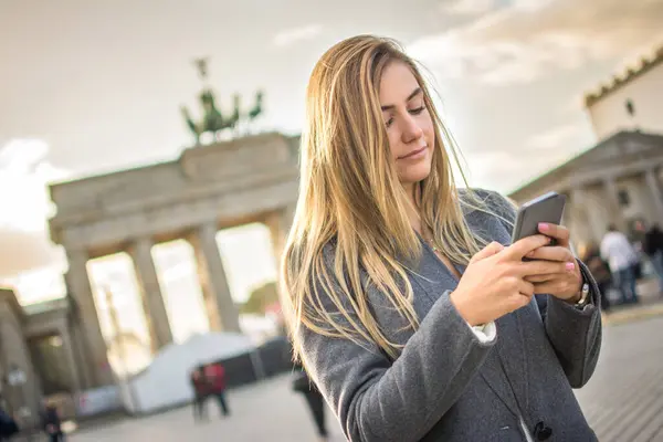 Hermosa Chica Rubia Usando Teléfono Frente Puerta Brandeburgo Berlín Alemania — Foto de Stock