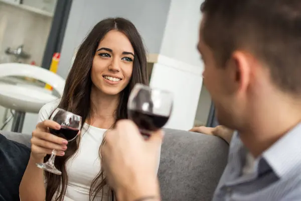 Νεαρή Γυναίκα Πίνει Κόκκινο Κρασί Τον Φίλο Της Στο Σπίτι — Φωτογραφία Αρχείου