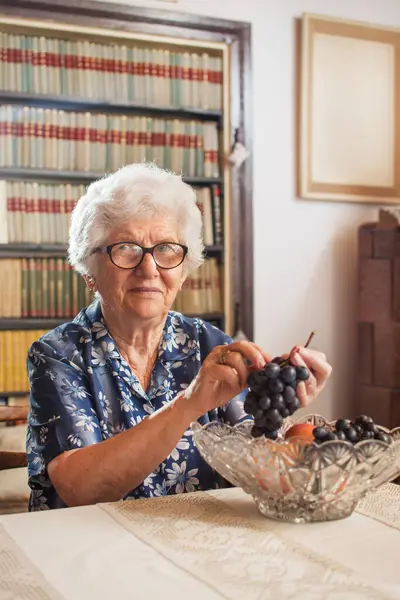 Glückliche Ältere Frau Mit Einem Teller Trauben Hause — Stockfoto