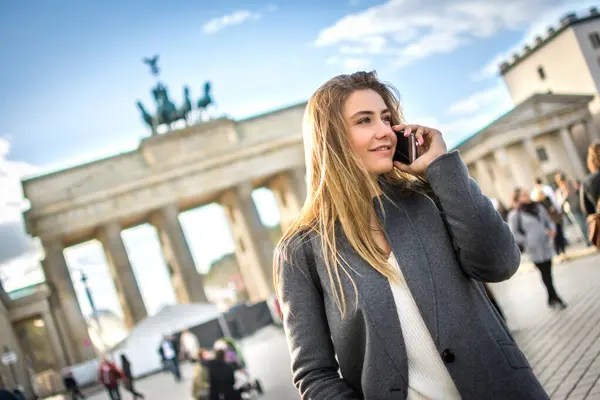 Havalı Giyinen Güzel Genç Bir Kadın Cep Telefonuyla Dışarıda Konuşuyor — Stok fotoğraf