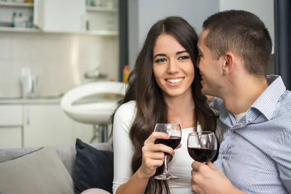 Gelukkige Jonge Paar Thuis Drinken Van Wijn — Stockfoto